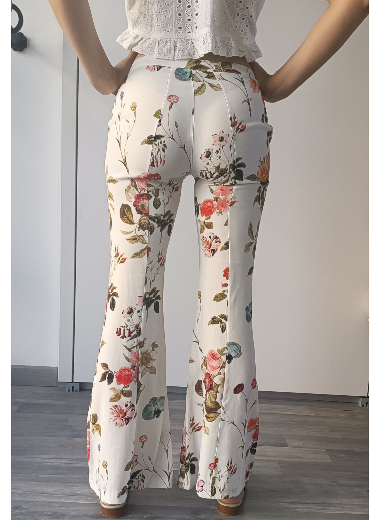 Pantaloni stampa floreale a zampa