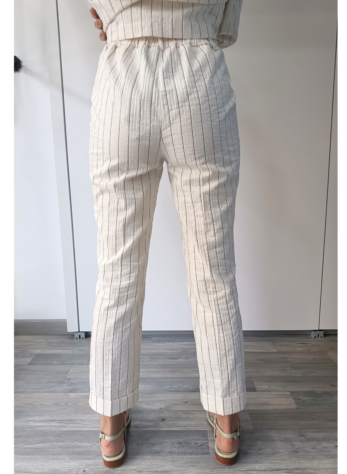 Pantaloni gessati fondo panna