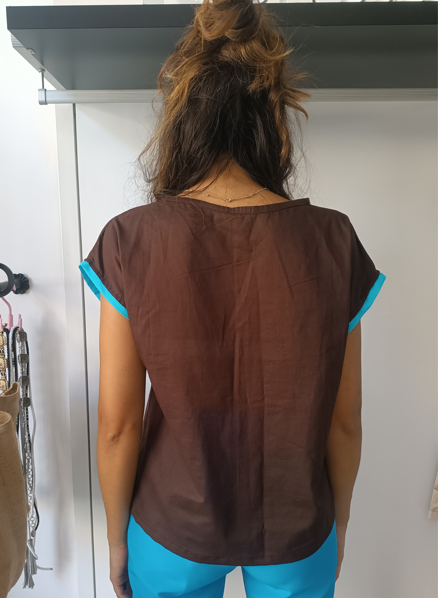 T-shirt bicolore marrone e turchese