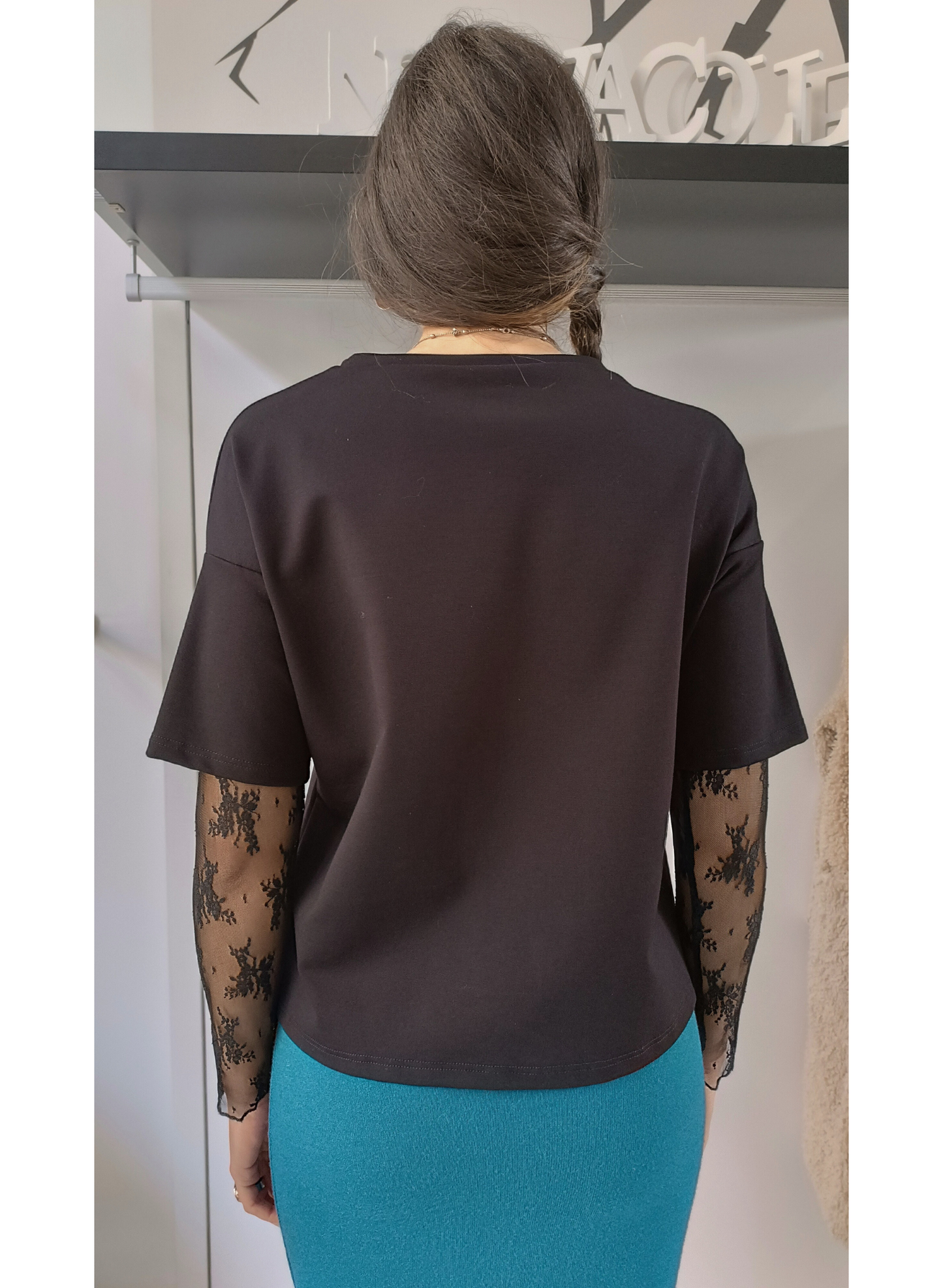 Maglia nera con maniche pizzo