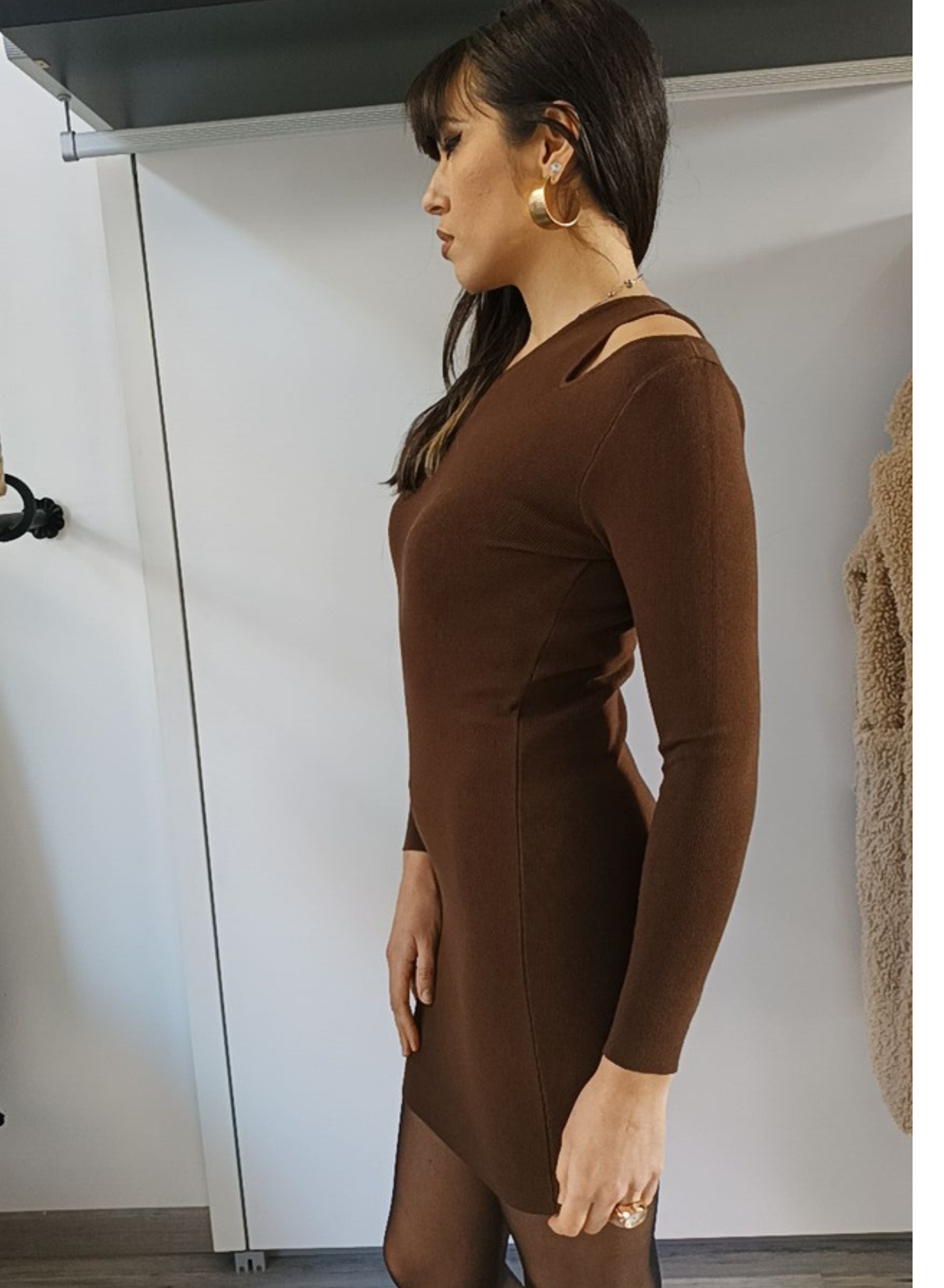 Abito scollo cut out