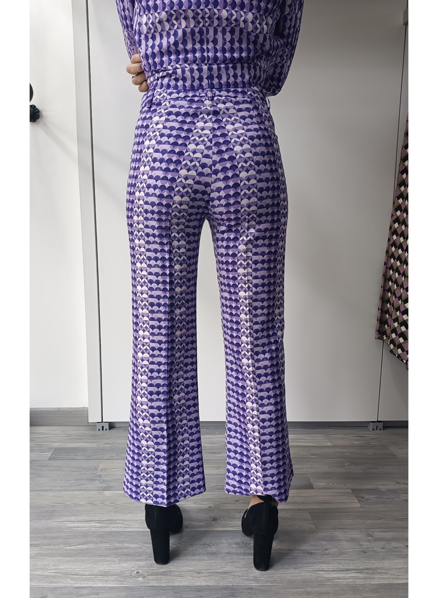 Pantaloni viola in fantasia geometrica