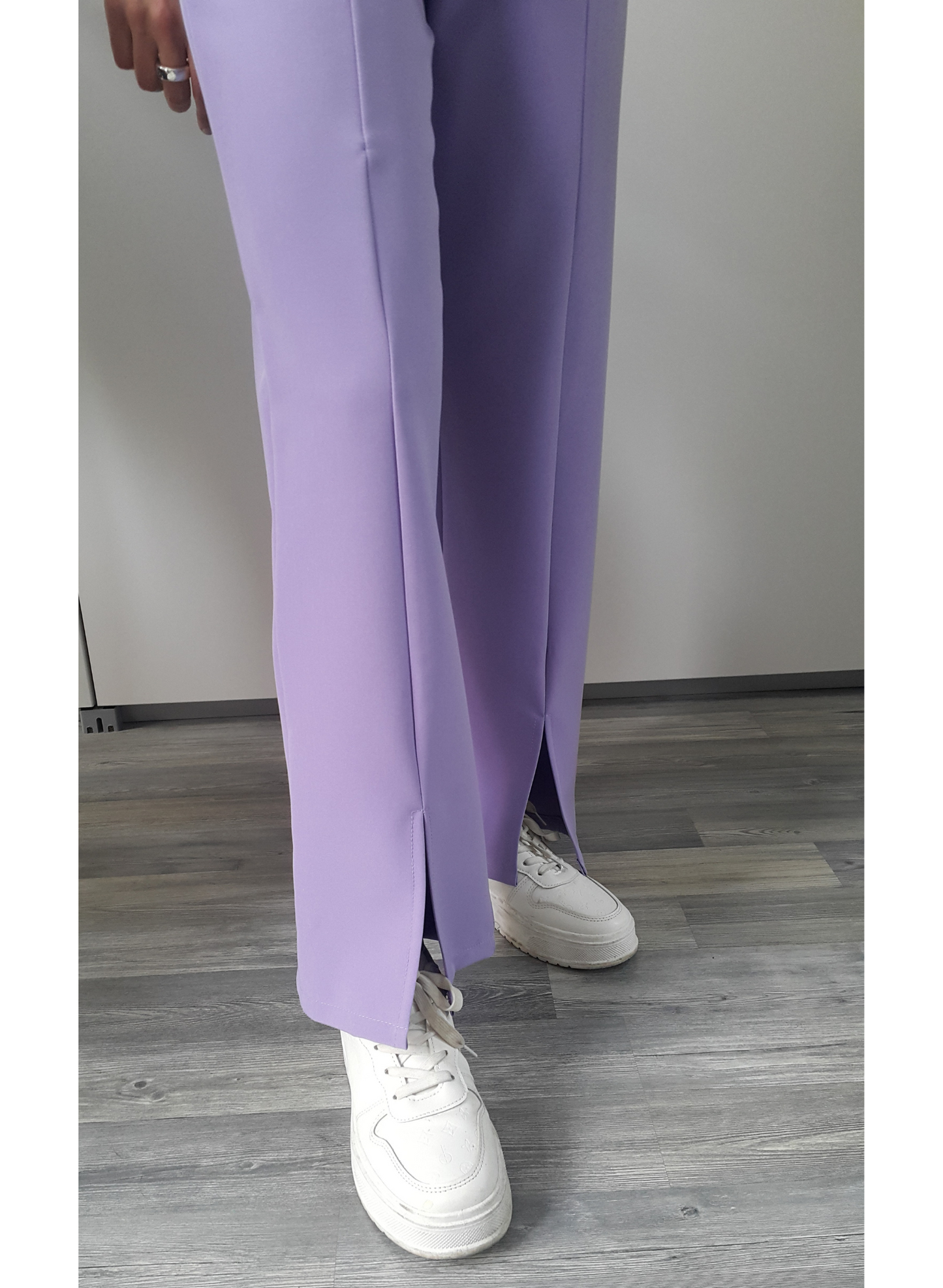 Pantaloni color glicine con spacchetto