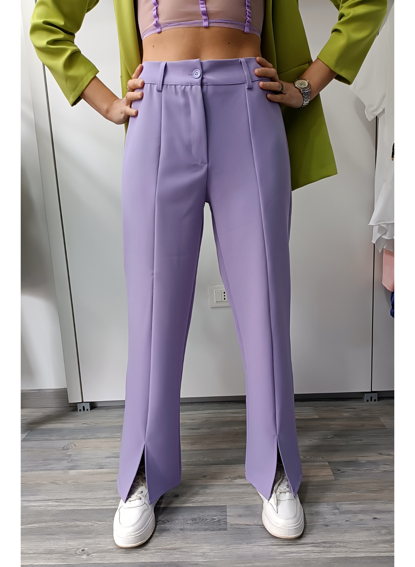 Pantaloni color glicine con spacchetto