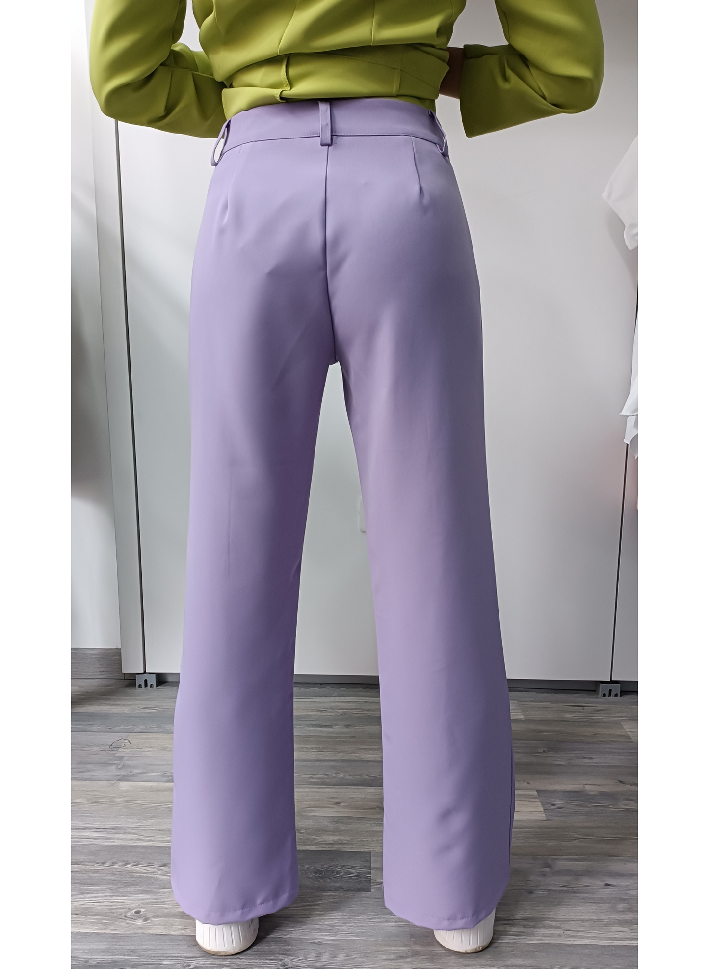 Pantaloni color glicine con spacchetto