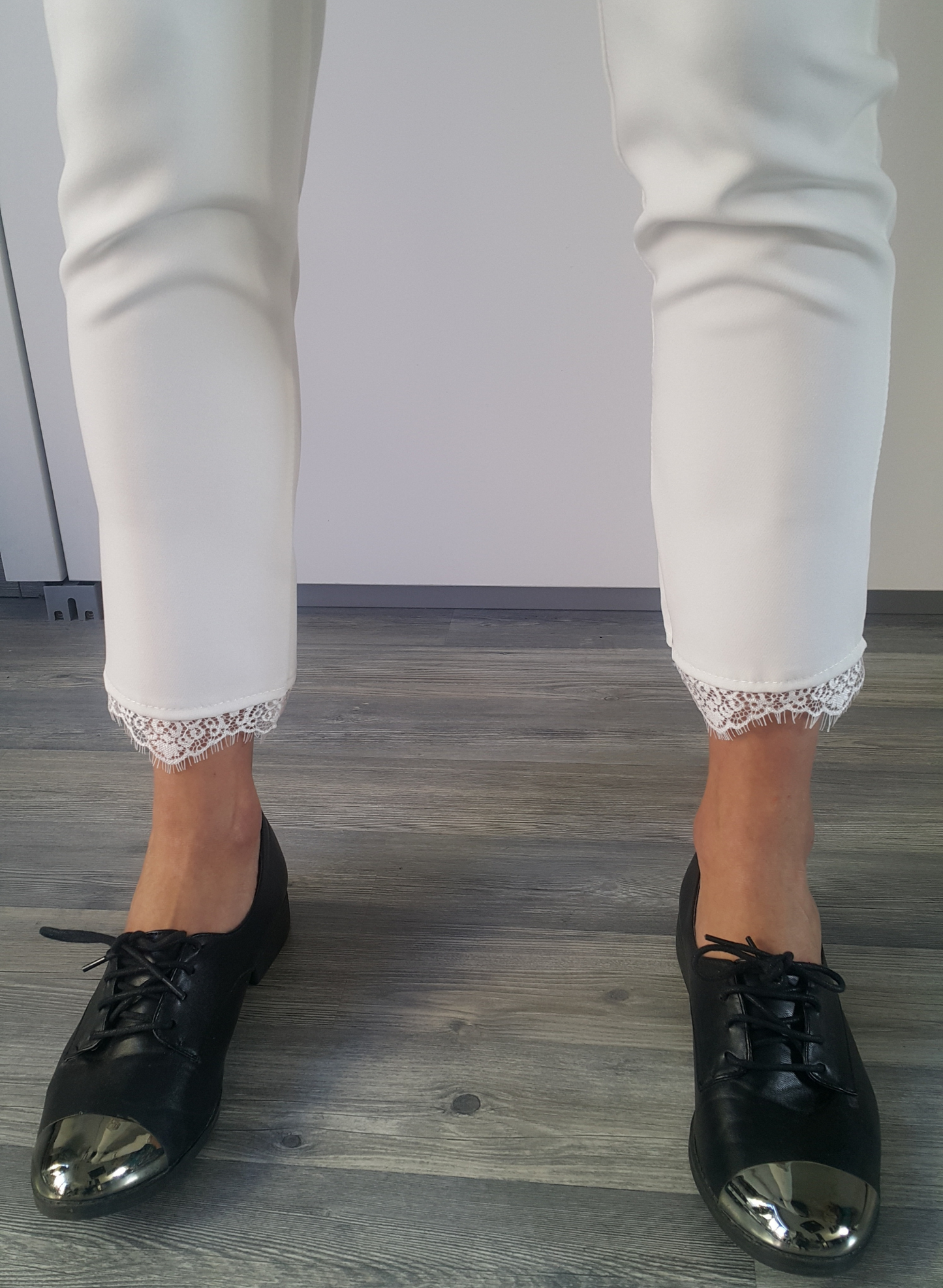 Pantaloni bianchi dettaglio pizzo