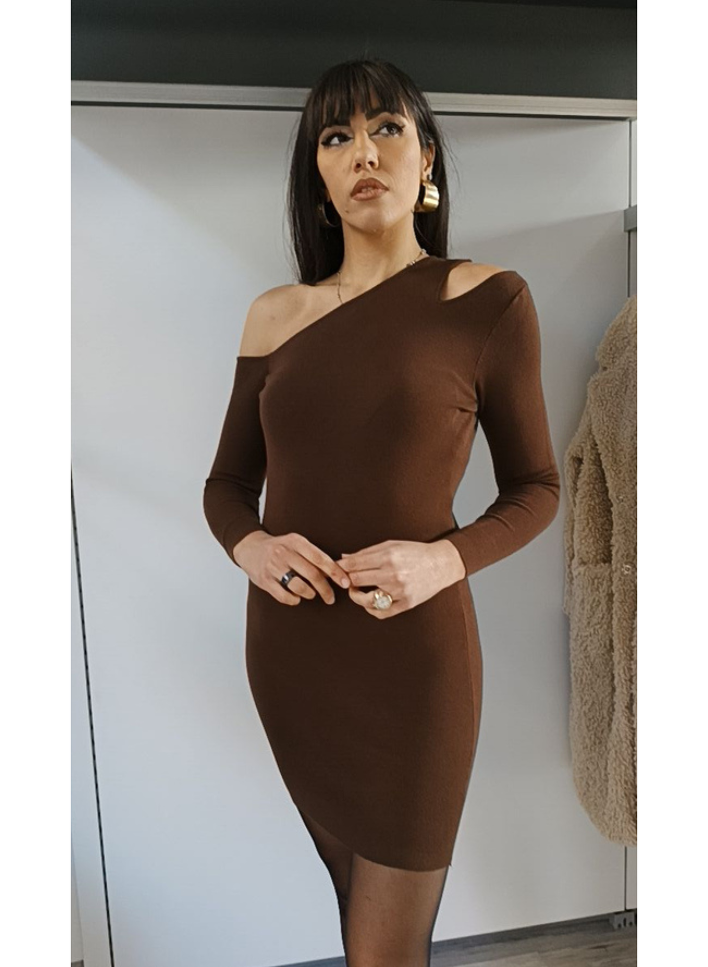 Abito scollo cut out