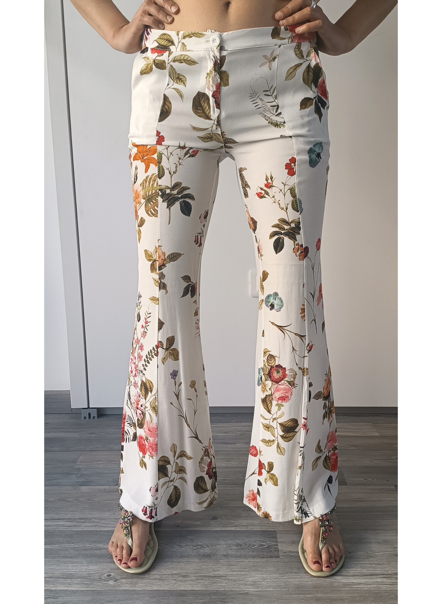 Pantaloni stampa floreale a zampa