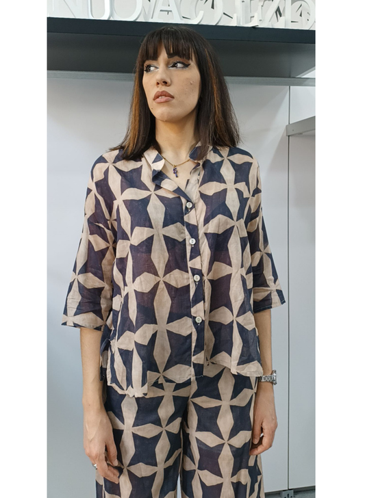 Camicia in fantasia astratta