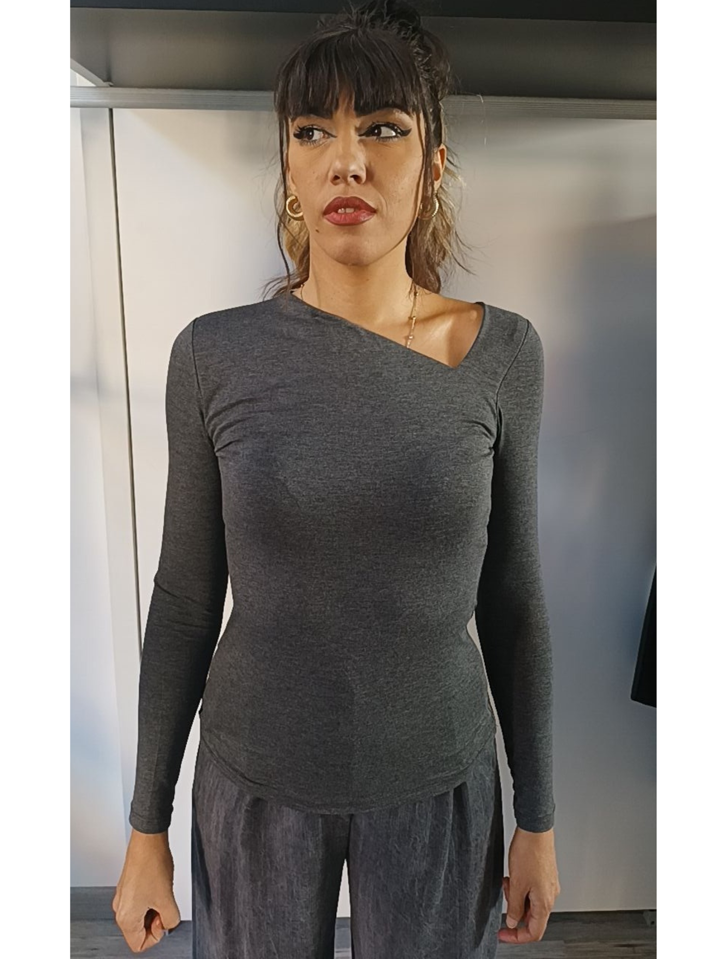 Maglia grigia scollo asimmetrico