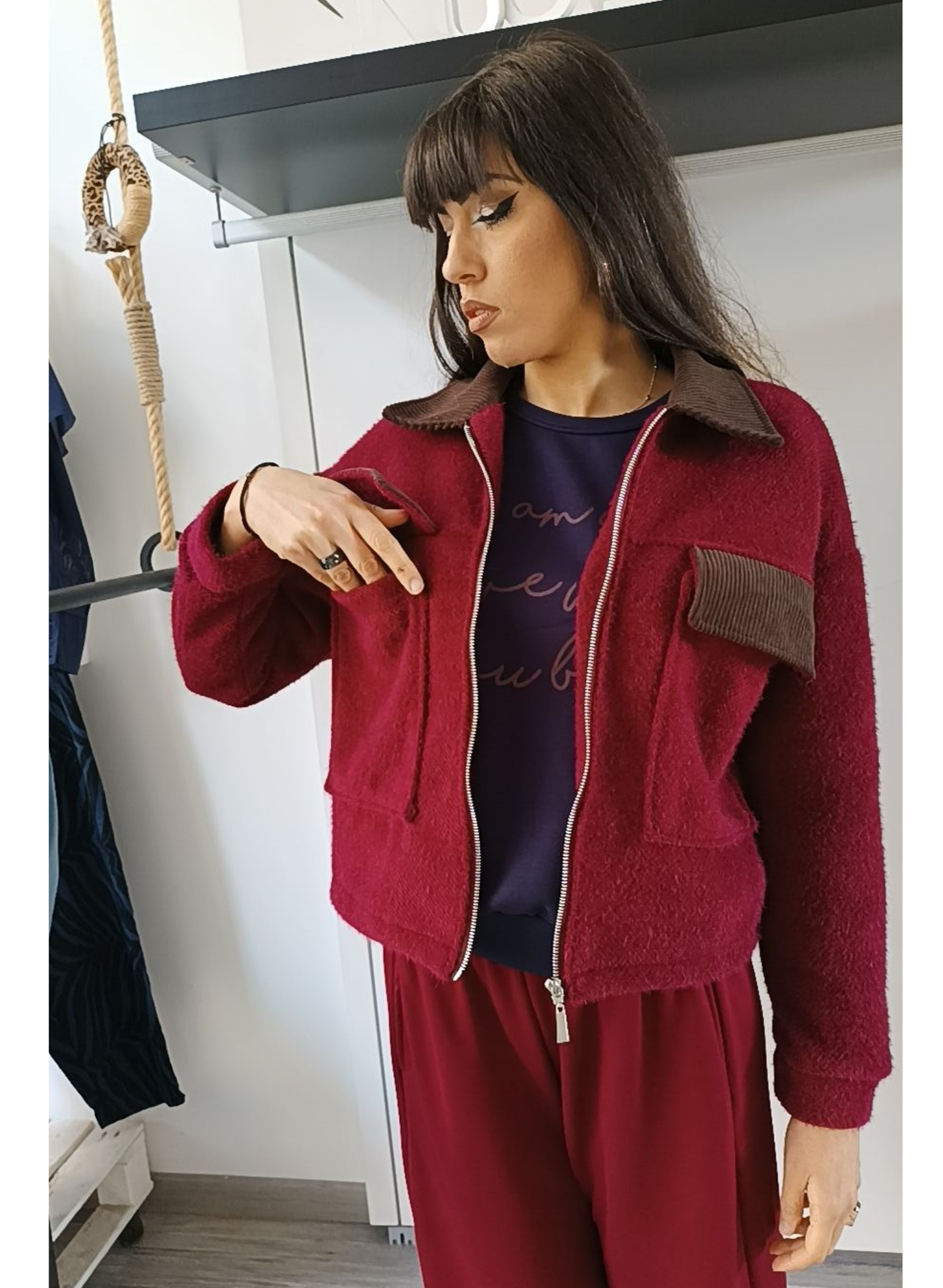 Giubbino bordeaux con dettagli contrasto