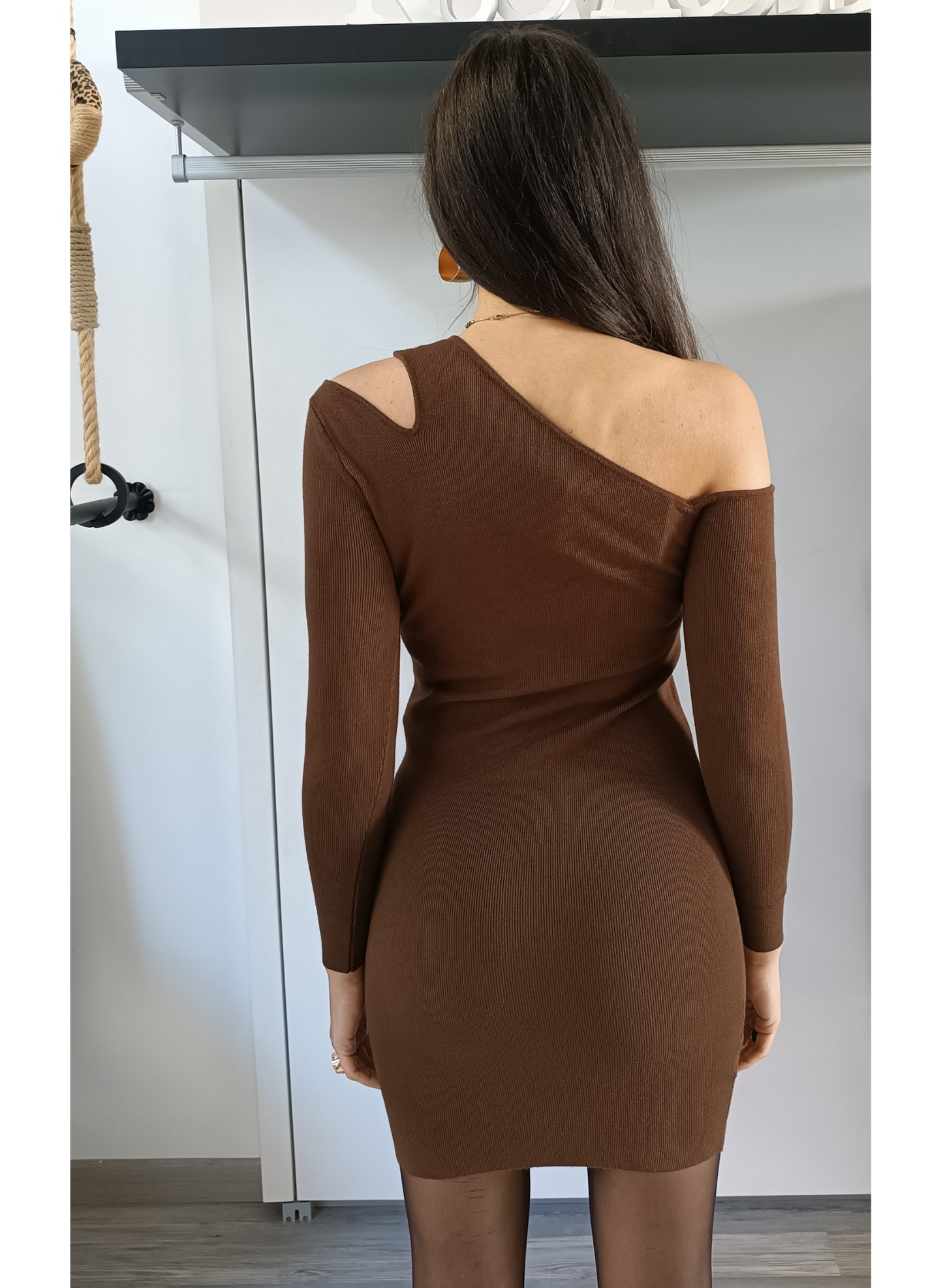 Abito scollo cut out