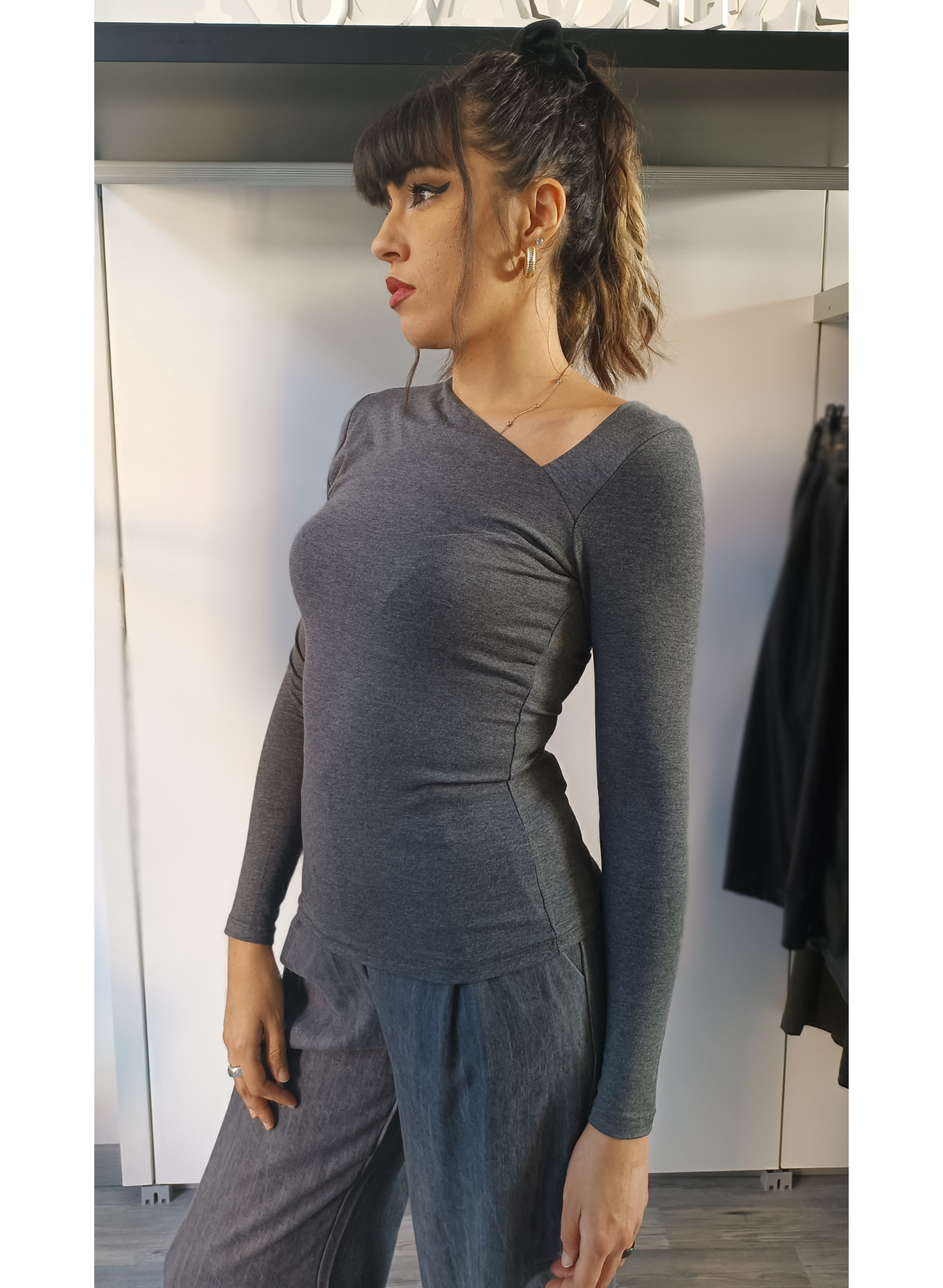 Maglia grigia scollo asimmetrico