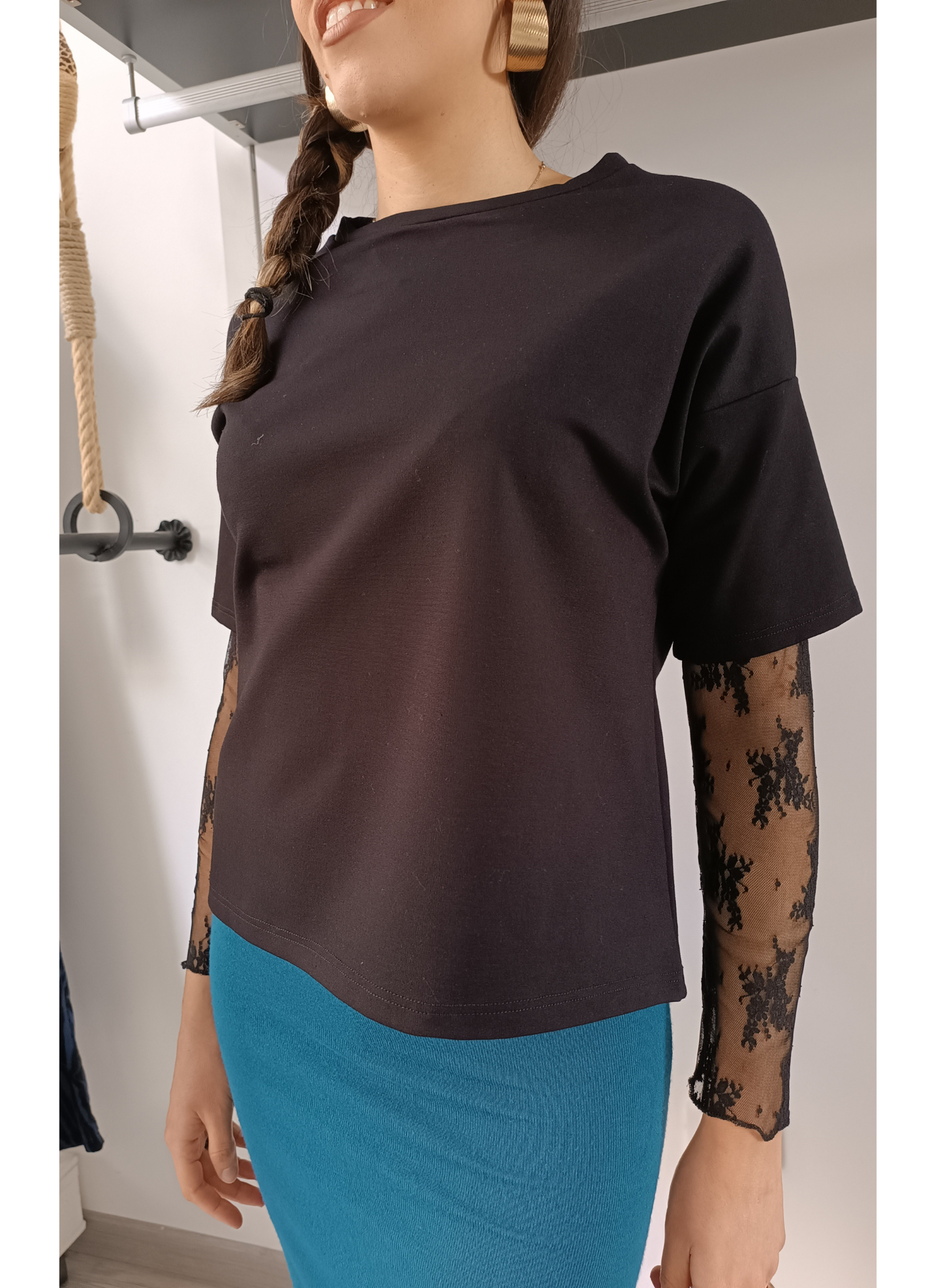 Maglia nera con maniche pizzo