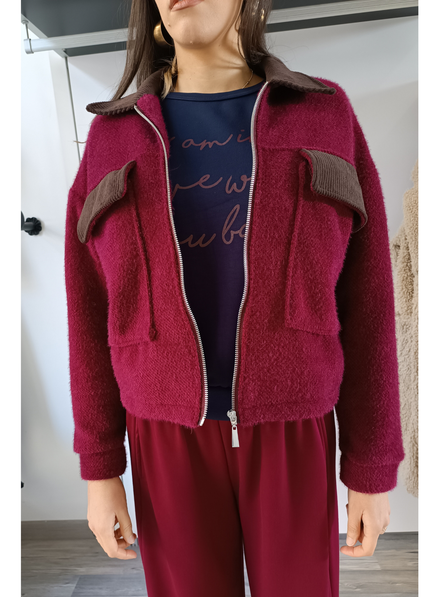 Giubbino bordeaux con dettagli contrasto