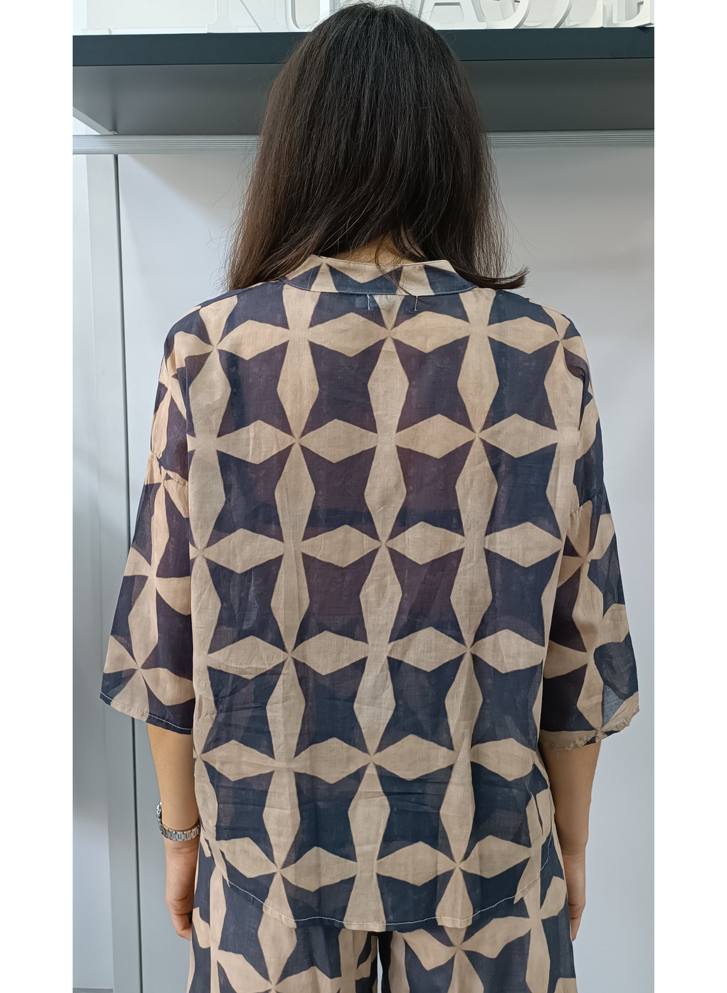 Camicia in fantasia astratta