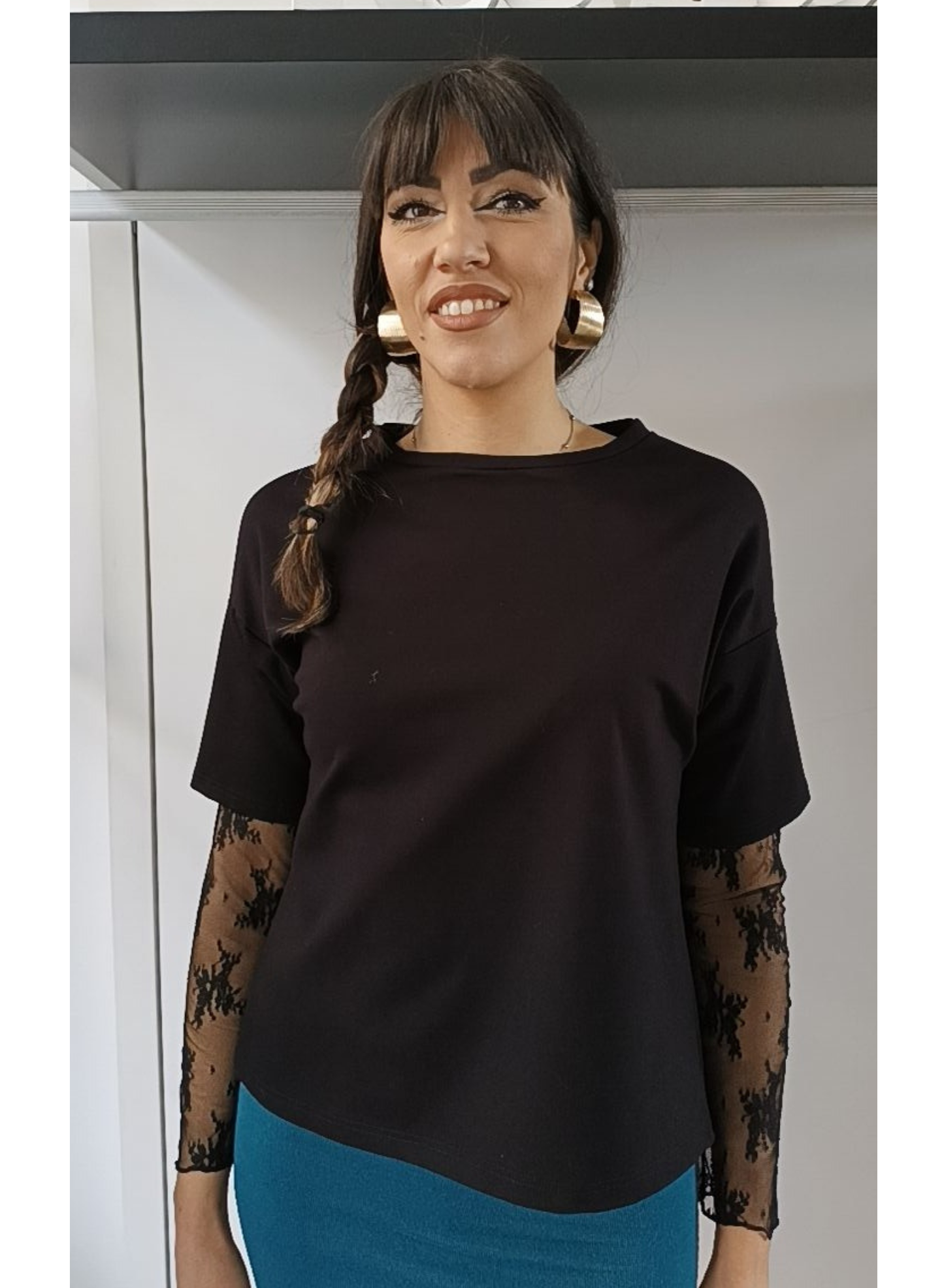 Maglia nera con maniche pizzo