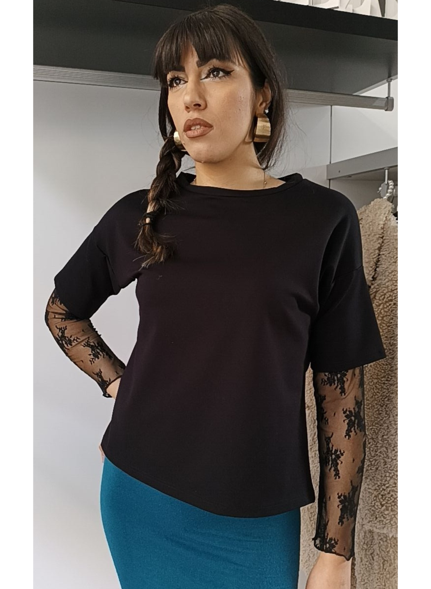 Maglia nera con maniche pizzo