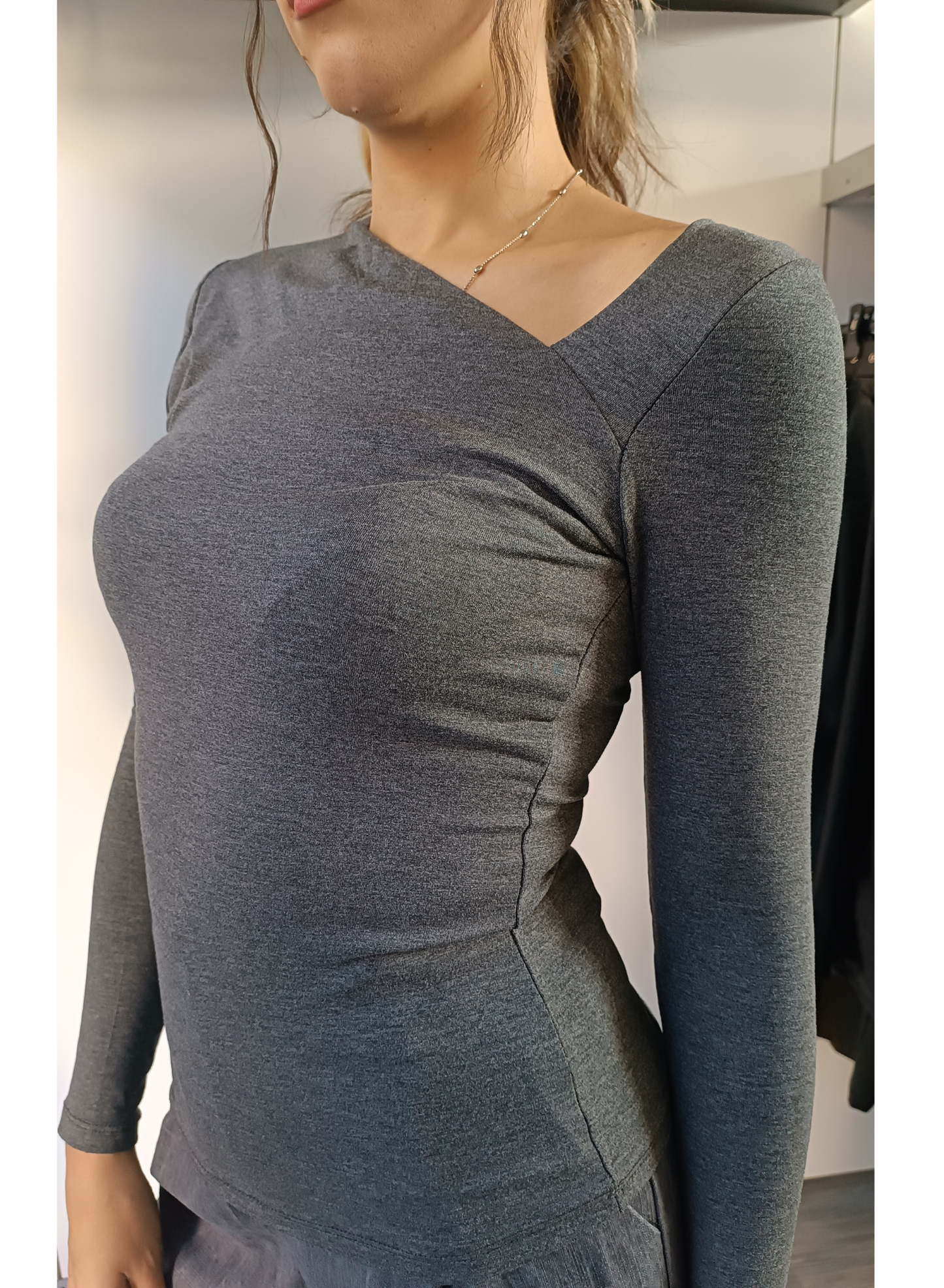 Maglia grigia scollo asimmetrico