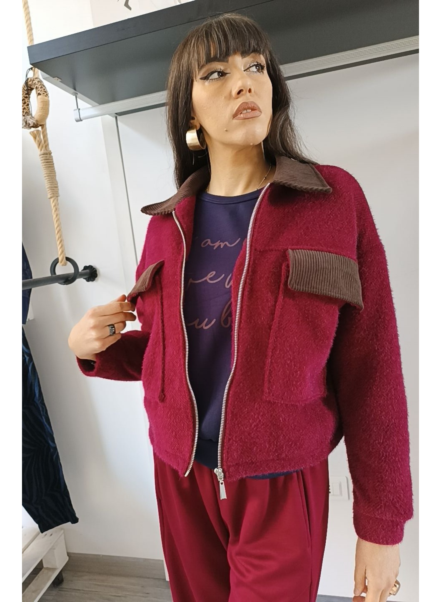 Giubbino bordeaux con dettagli contrasto