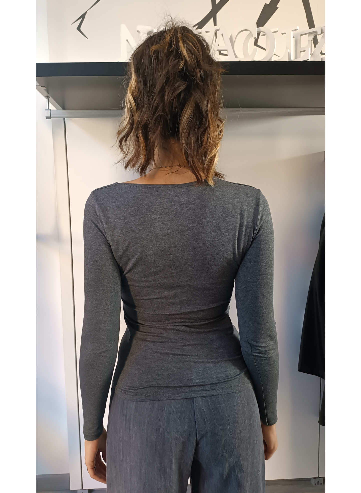 Maglia grigia scollo asimmetrico