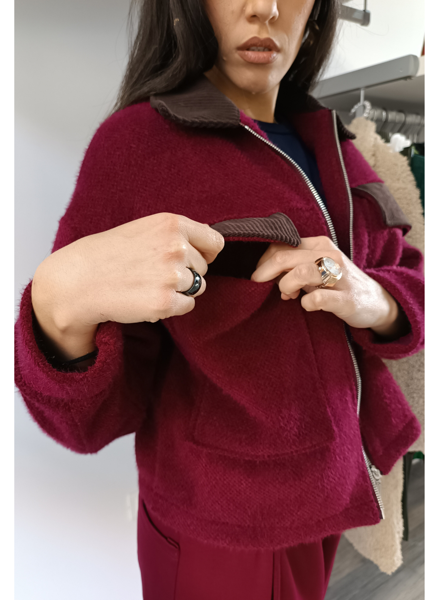 Giubbino bordeaux con dettagli contrasto