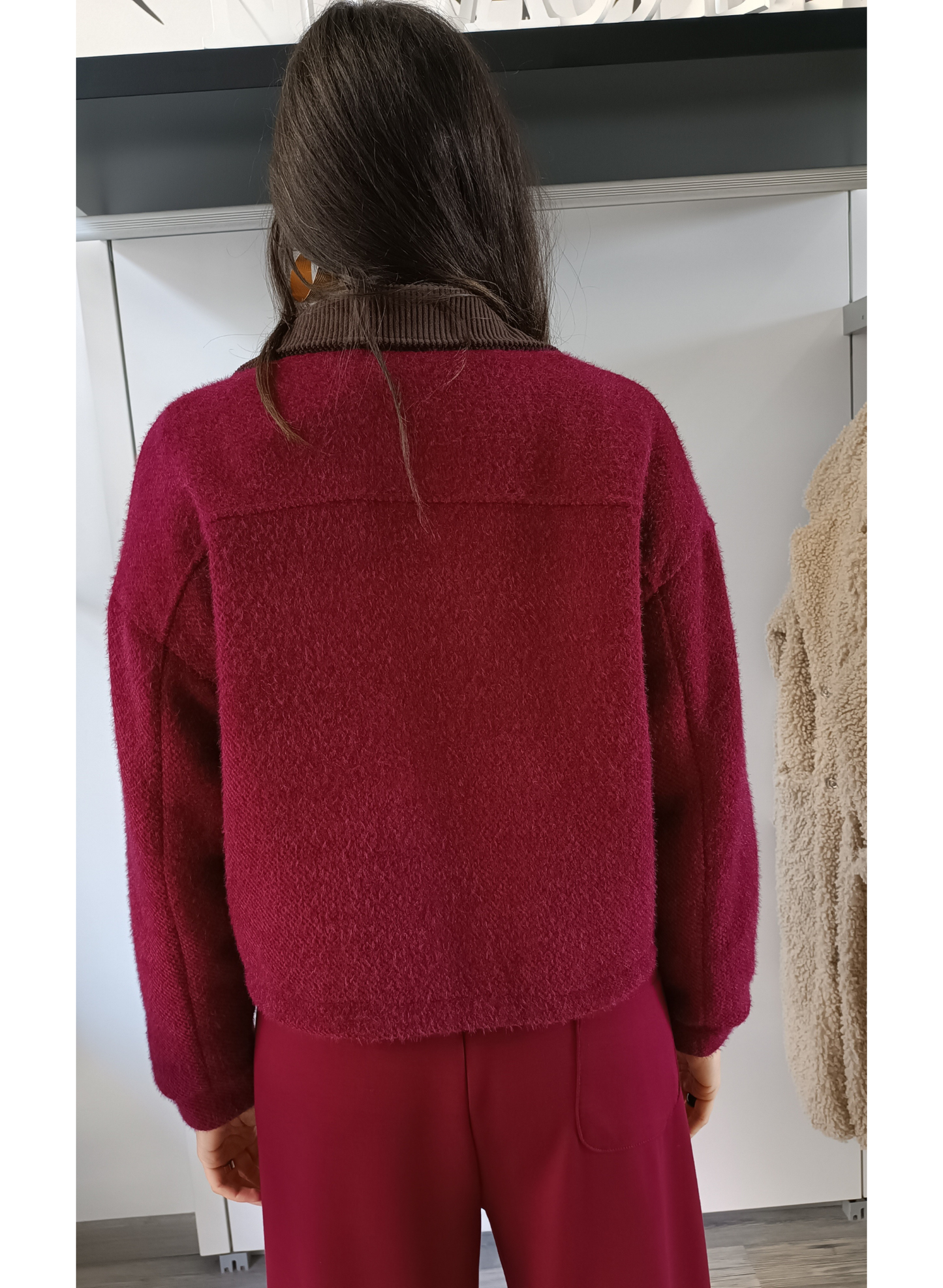 Giubbino bordeaux con dettagli contrasto