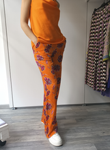 Carica l&#39;immagine nel visualizzatore di Gallery, Pantaloni in fantasia floreale su fondo arancio

