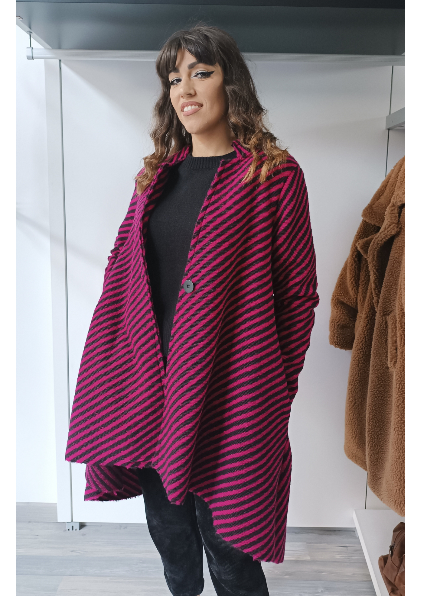 Cappotto fucsia e nero