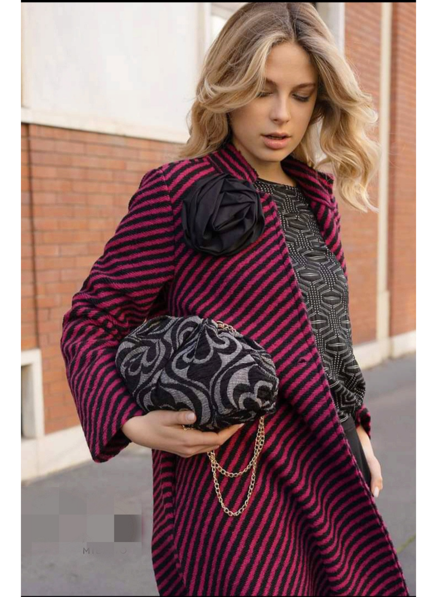 Cappotto fucsia e nero