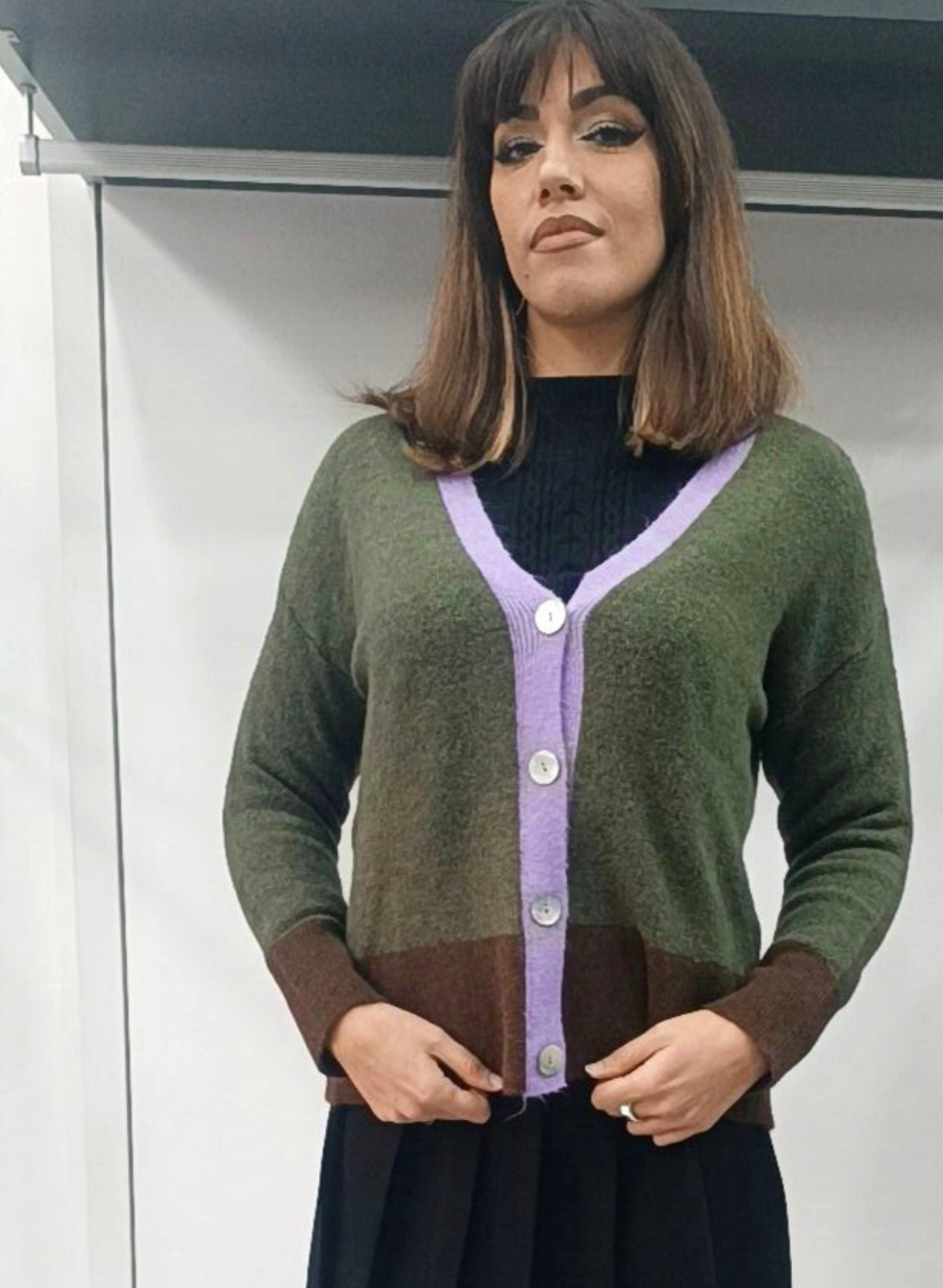 Cardigan tre colori con bottoni