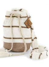 Carica l&#39;immagine nel visualizzatore di Gallery, Borsa secchiello, in cotone lavorato, con rinforzo, in rafia, sul fondo. Chiude con cordoncini che terminano, sul fondo, con nappine. ModArtshop
