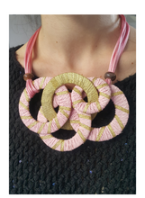 Carica l&#39;immagine nel visualizzatore di Gallery, Collana da donna multifilo a cerchi intrecciati di colore rosa e colore oro centrale,  ModArtshop
