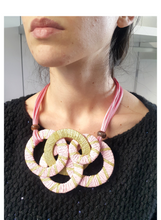 Carica l&#39;immagine nel visualizzatore di Gallery, Collana da donna multifilo a cerchi intrecciati di colore rosa e colore oro centrale - ModArtshop
